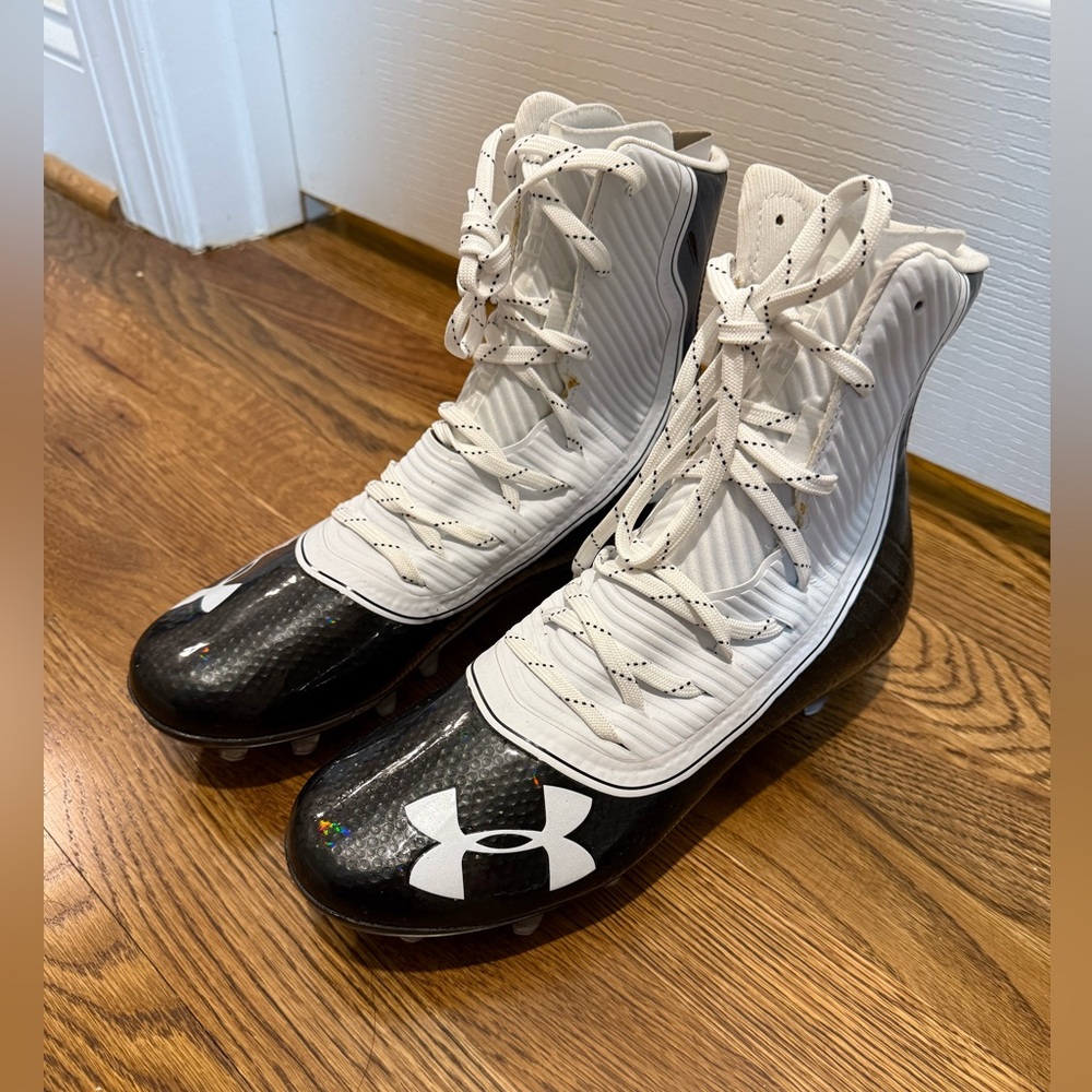 NWOT Under Armour Highlight Men's ( Big Kids ) Football size 8